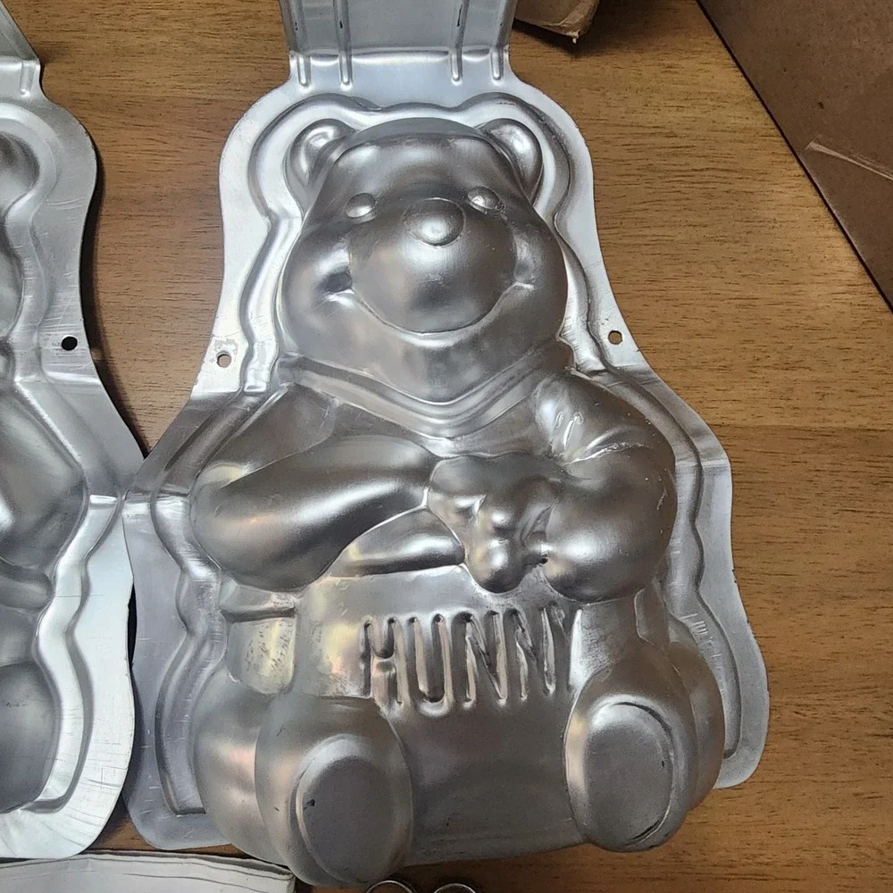 Wilton Winnie the Pooh Stand Up Cake Pan 3D Disney w Instructions and pins